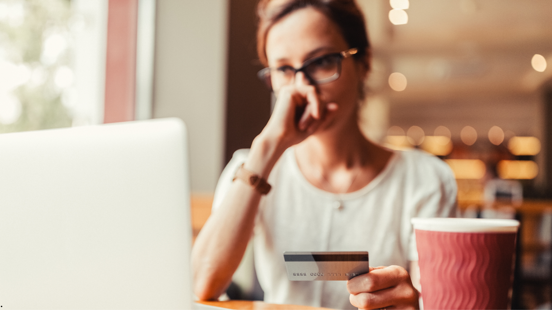 internetoplichting - Canva Pro Bezorgde vrouw met bankpas