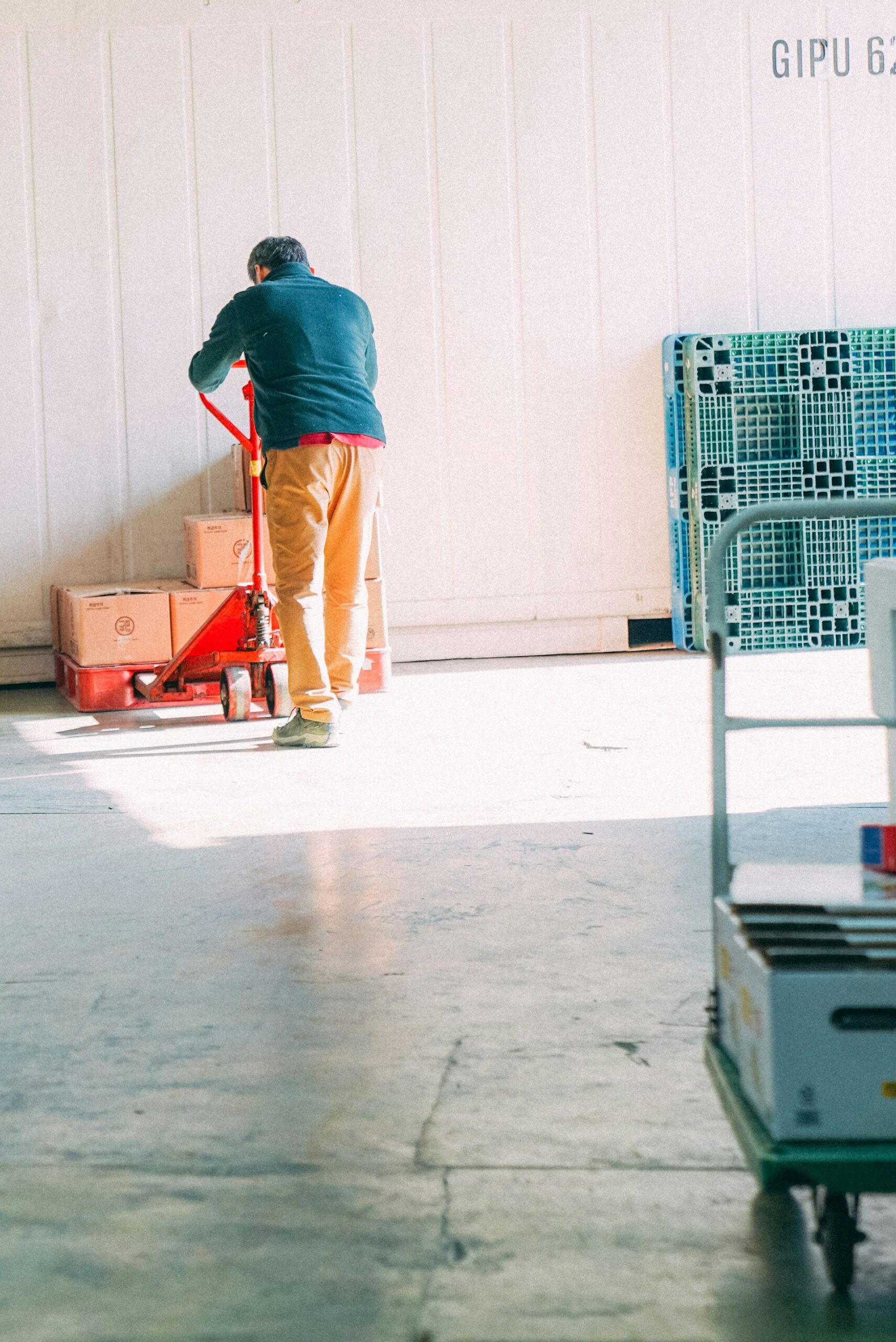 Foto van Woojin Jang - Unsplash Man met palletwagen